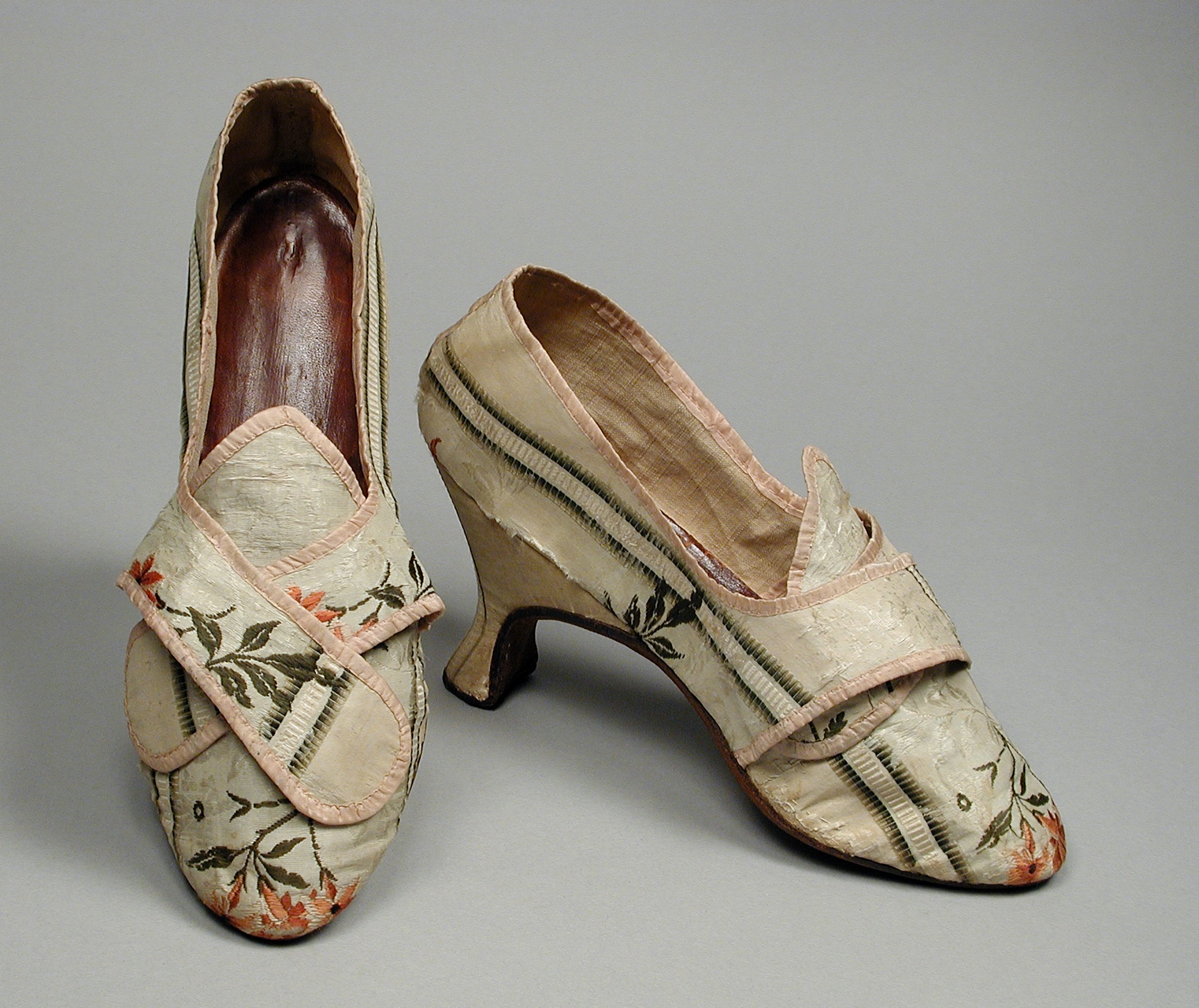 Средневековые туфли. Обувь Барокко 17 век Клюши. Обувь 18 века рококо. Обувь Барокко (16 – 17 века). Мода рококо 18 век обувь.