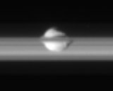Ο Πάνας μέσα στο χάσμα Encke. Σ'αυτήτην φωτογραφία, που λήφθηκε από το Κασσίνι-Χόιχενς, διακρίνεται το σχήμα καρυδιού που έχει ο Πάνας