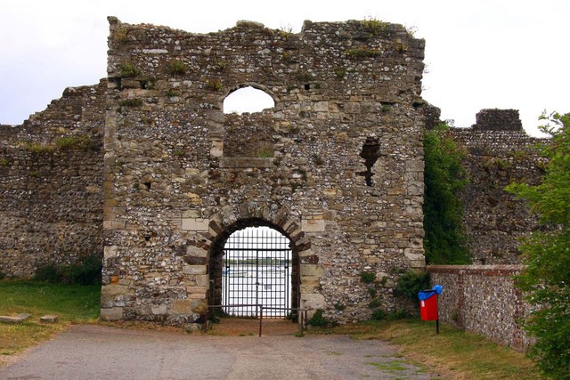 File:Portchester Castle - geograph.org.uk - 1396912.jpg