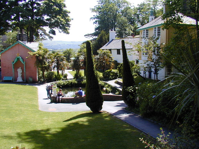 File:Portmeirion - geograph.org.uk - 292378.jpg