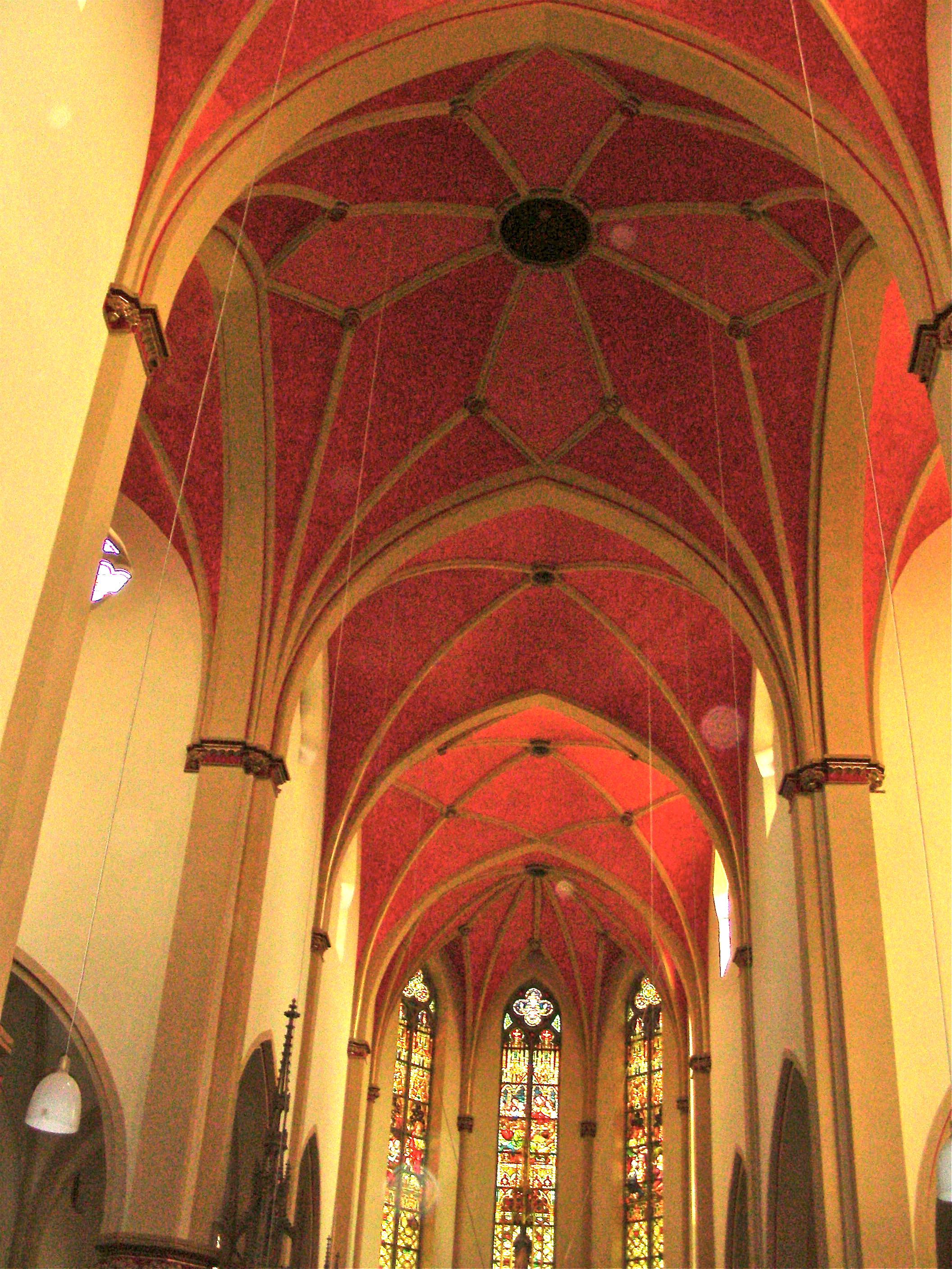 Rot wie liebe. Либфрауэнкирхе портал. Liebfrauenkirche. Либфрауэнкирхе в Трире колонны с 12 апостолами.