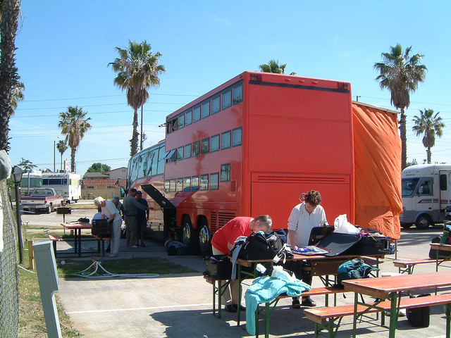 File:Rotel Tours coach, 28 April 2002.jpg