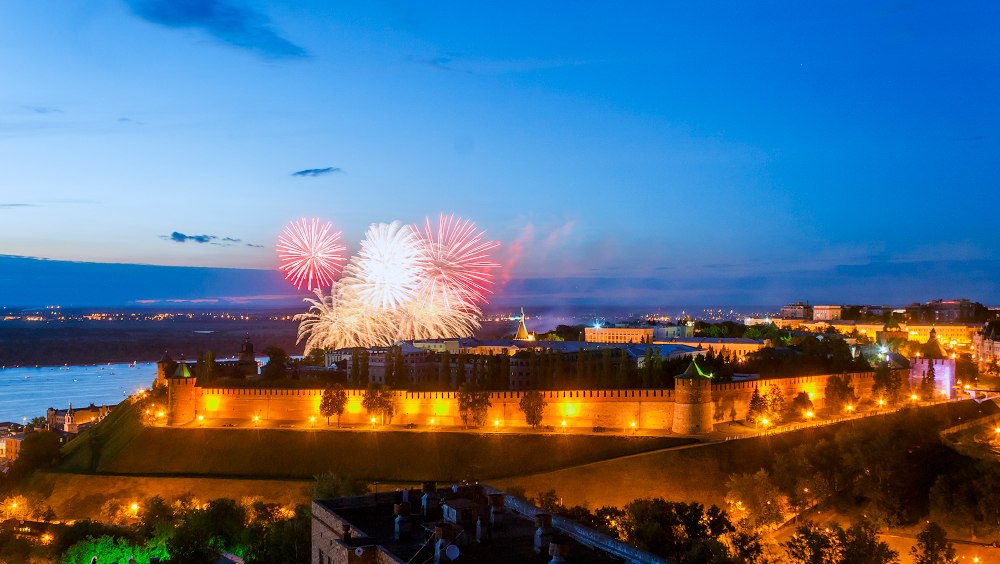 Файл:Salut. Nizhny Novgorod Kremlin.jpg