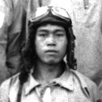 Portrait photo en noir et blanc d'un homme portant un casque d'aviateur avec des lunettes d'aviateur relevées