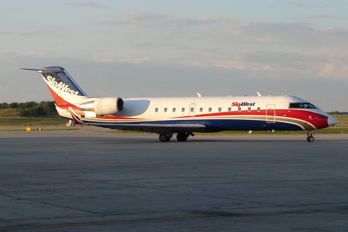 SkyWest CRJ-200ER (6034438428).jpg