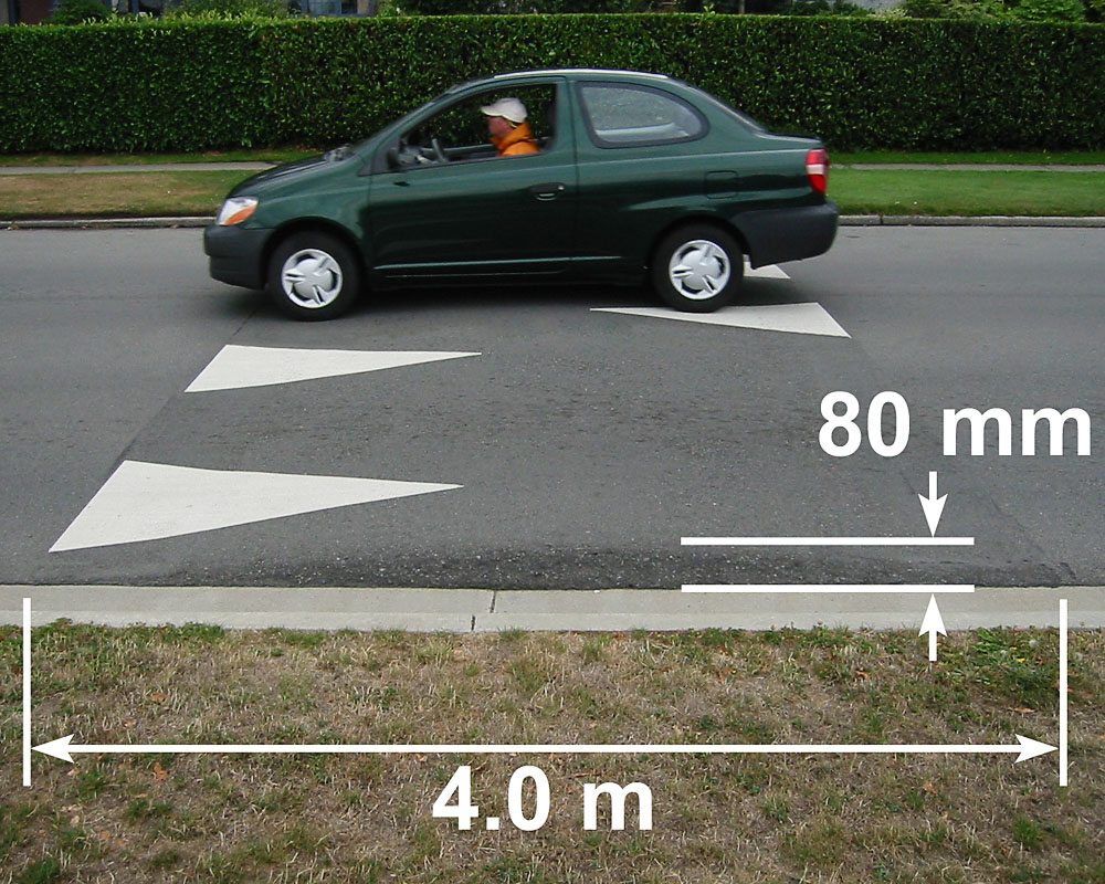 Datei:Speed hump with dimensions.jpg.