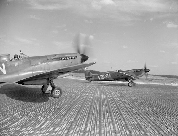 https://upload.wikimedia.org/wikipedia/commons/6/69/Supermarine_Spitfire_IXE_aircraft_of_No._412_%28Falcon%29_Squadron%2C_RCAF%2C_preparing_for_takeoff_Le_chasseur_Supermarine_Spitfire_IXE_du_412e_Escadron_%28Falcon%29%2C_ARC%2C_s%27appr%C3%AAte_%C3%A0_d%C3%A9coller_%284679191074%29.jpg