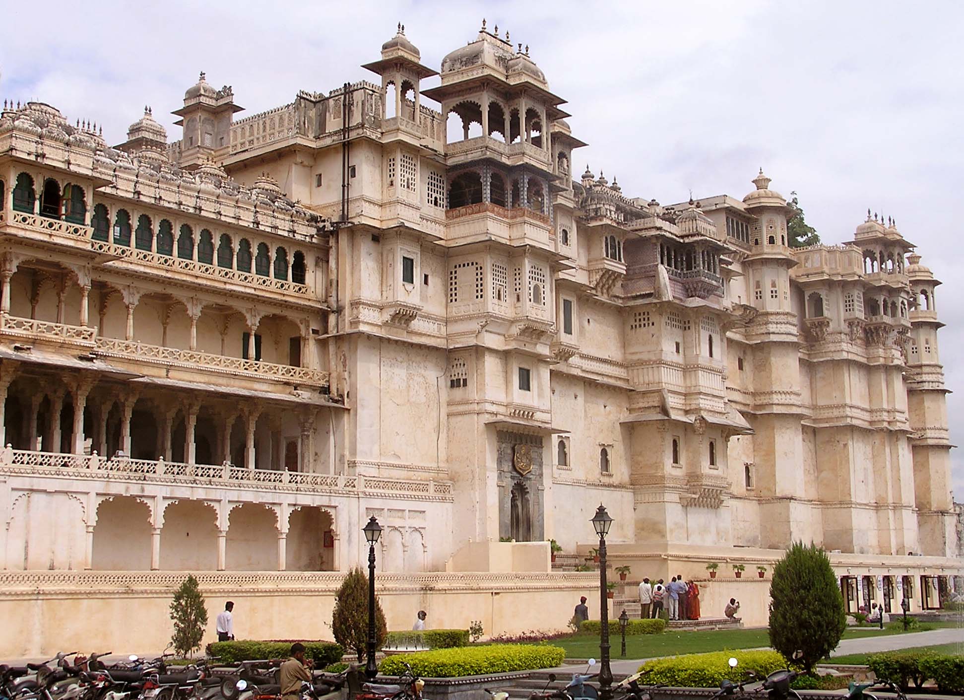 City Palace, Udaipur - Wikipedia