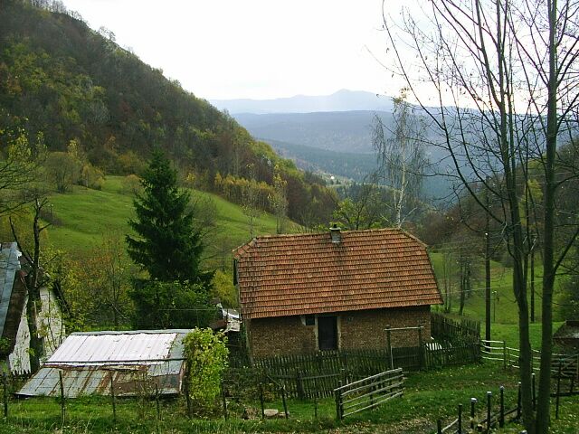 File:Viska Gornja Medusa za hrebenem Trebevice (1300 m).jpg