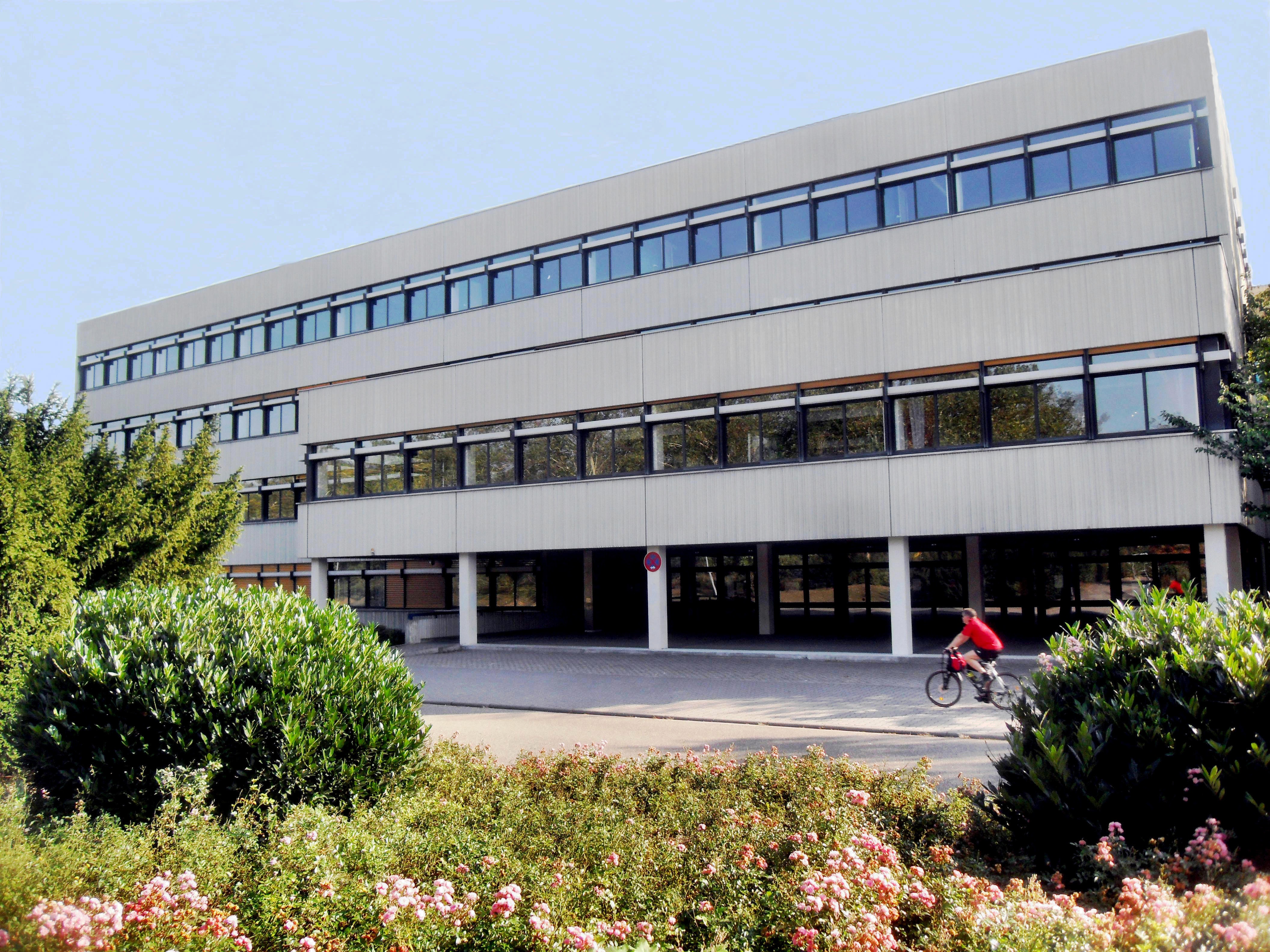 Der Haupteingang des Wormser Rudi-Stephan-Gymnasiums in Rheinland-Pfalz (Deutschland)