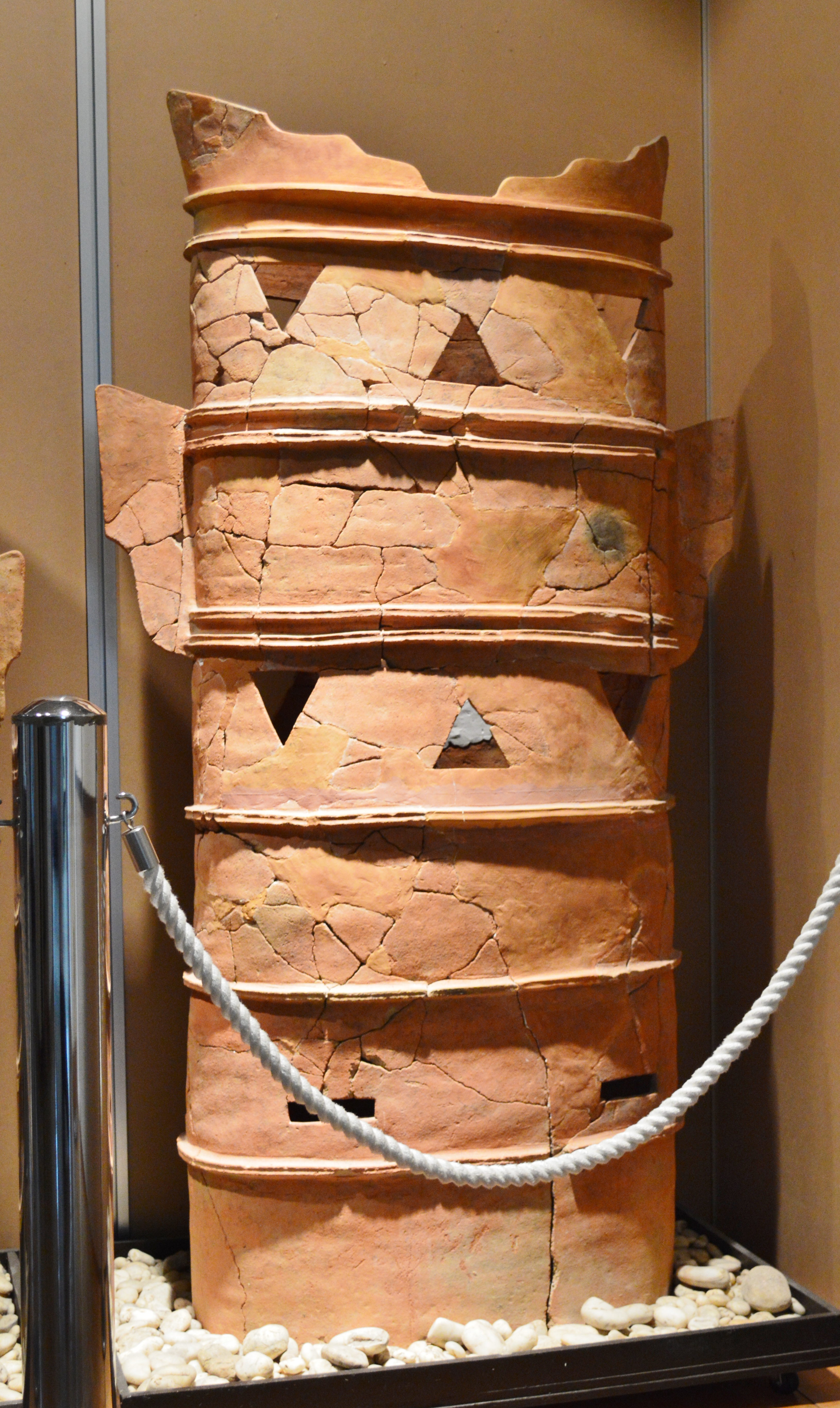 File:松岳山古墳出土 鰭付楕円形円筒埴輪-1.JPG - Wikimedia Commons