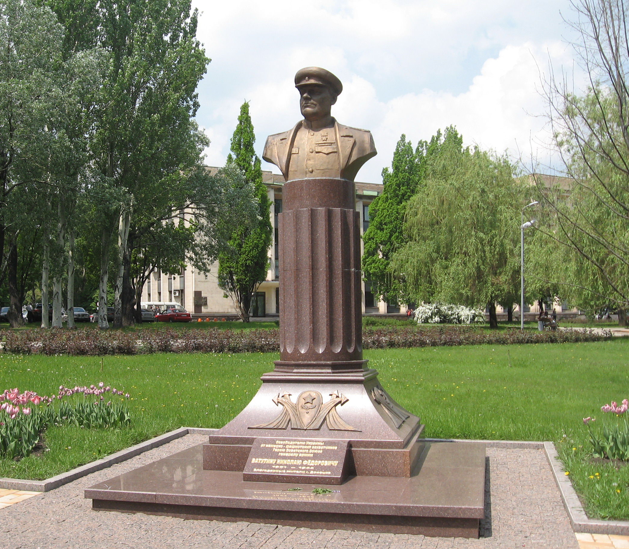 Картинки по запросу Памятник Ватутину в Донецке