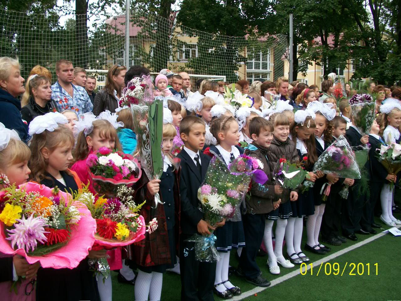 Школа 10 линейка. Школа 1 сентября. Школьники на линейке. Школы с первого сентября. С 1 сентября ученику.