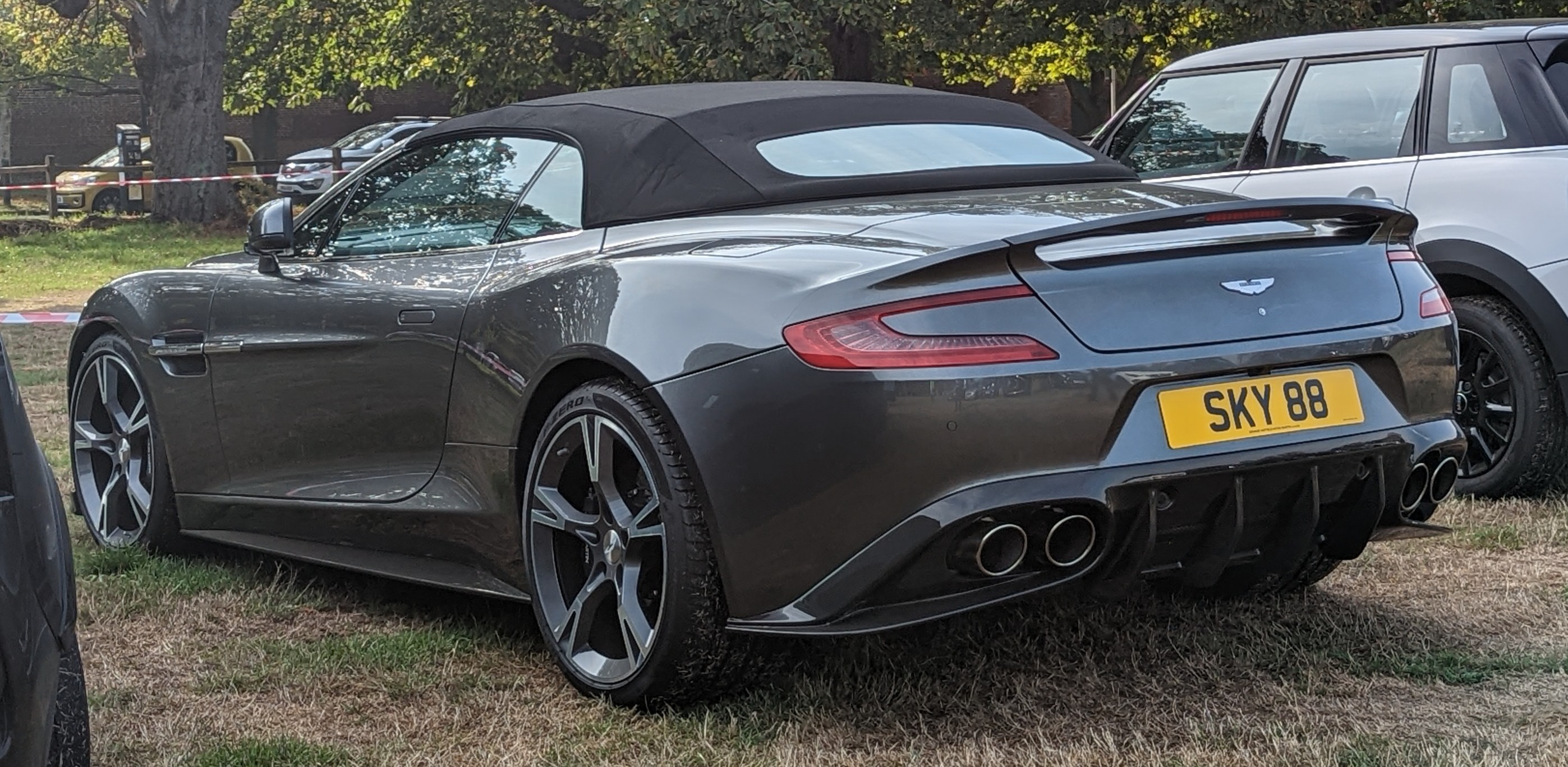 Aston Martin Vanquish 1