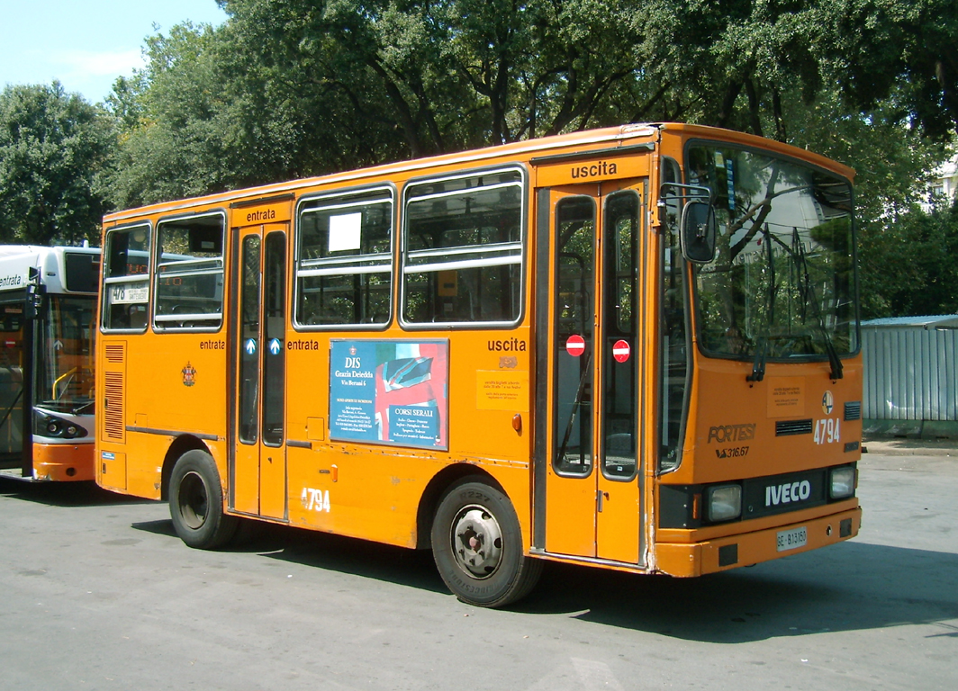 Средние автобусы. Iveco 316. Автобус Ивеко среднего класса. Менарини автобус. Ивеко автобус 1978.