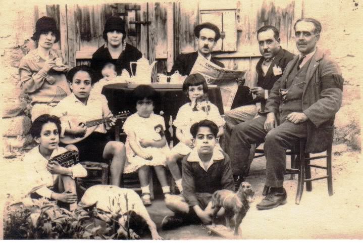 A Sardinian family while reading LUnione Sarda