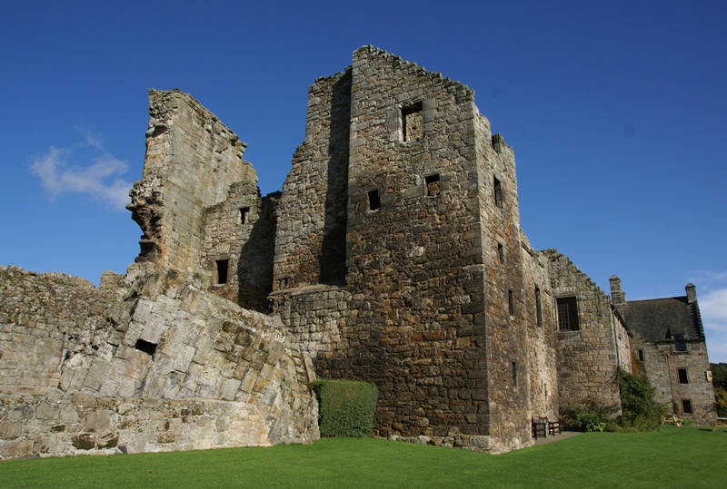 File:Aberdour Castle 20100930 tower house from south west.jpg