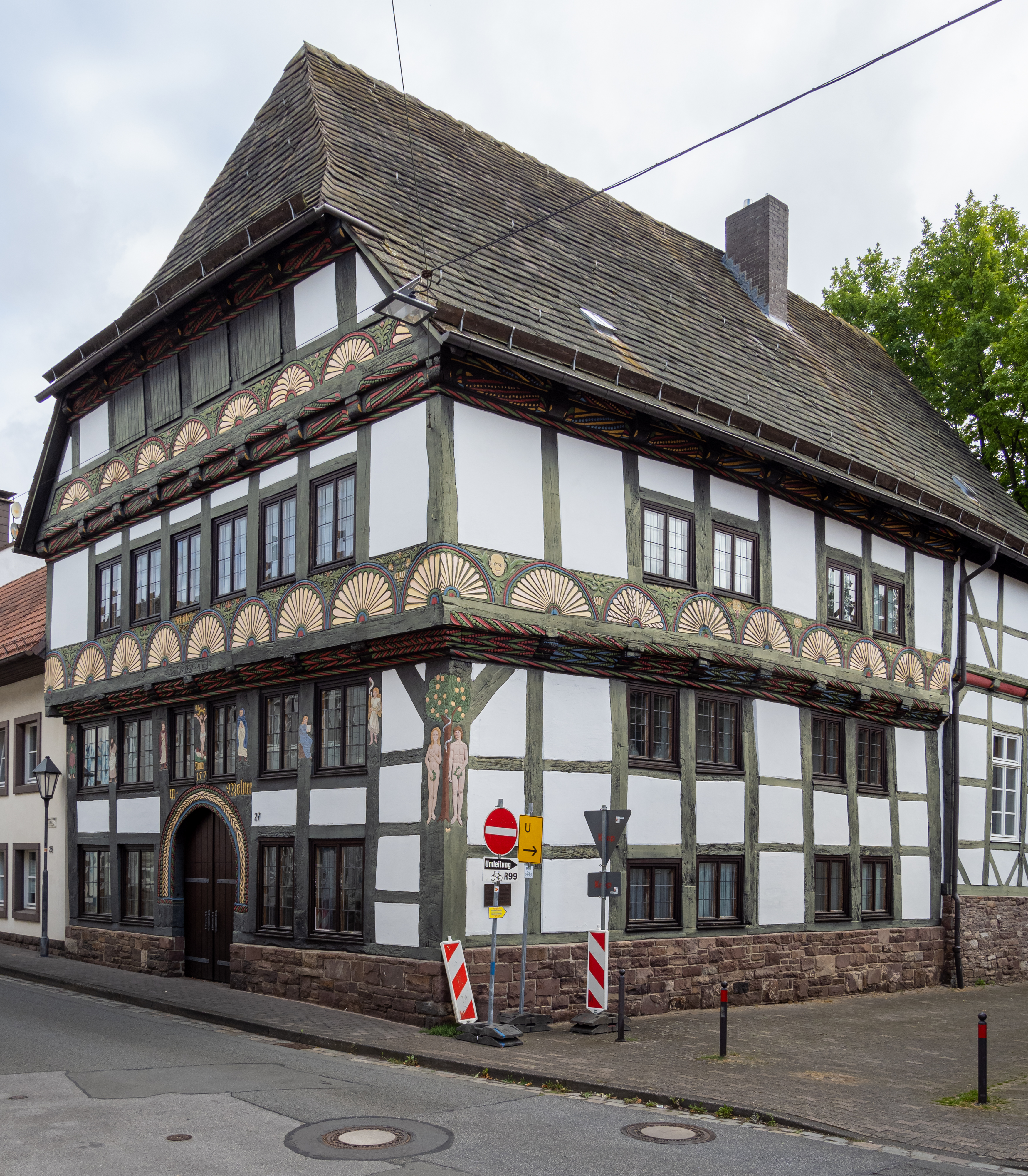 Adam und Eva-Haus Höxter, erbaut 1571.jpg. 