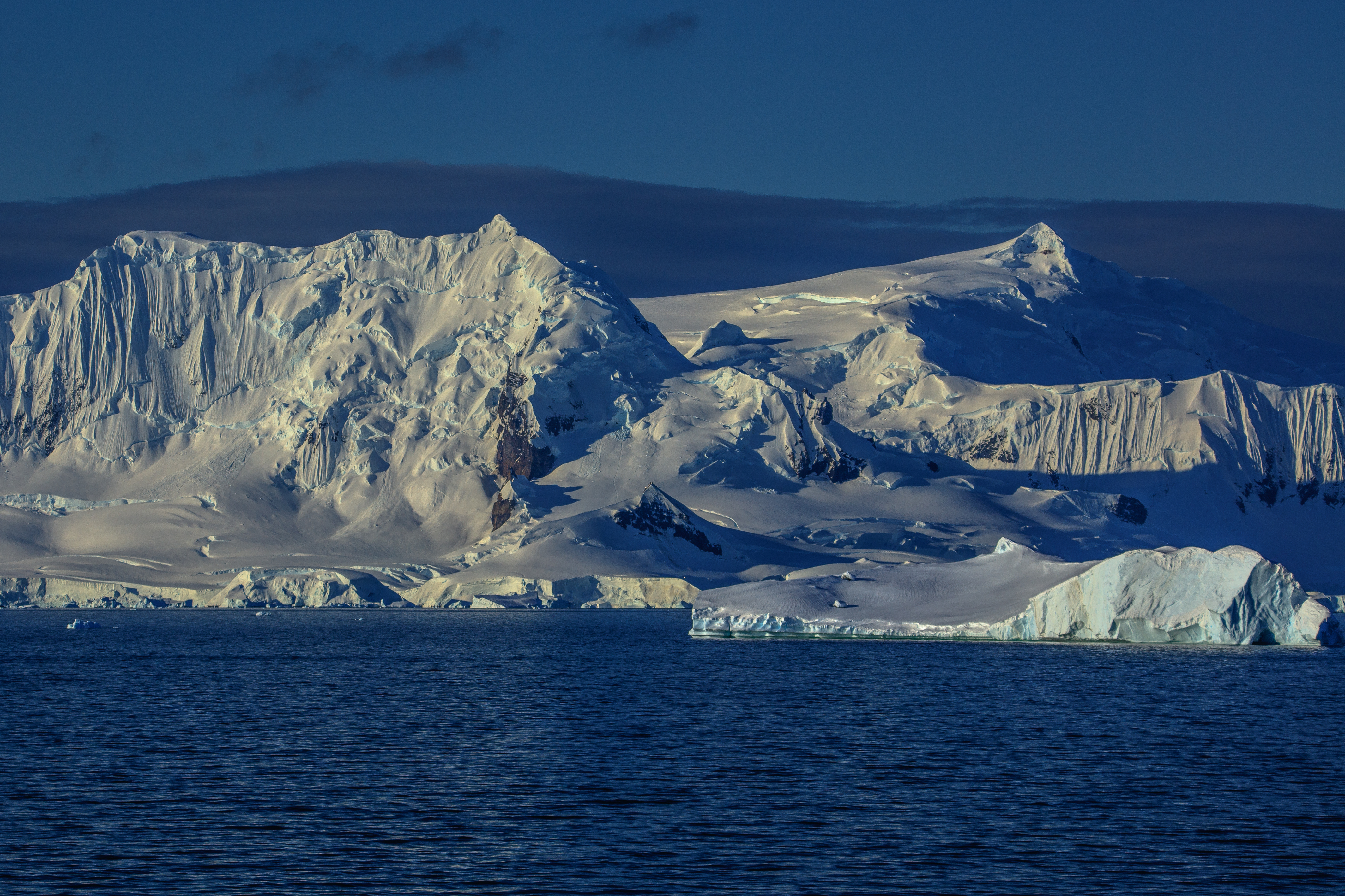 Антарктический полуостров на востоке. Антарктический полуостров. Coast of Antarctica.