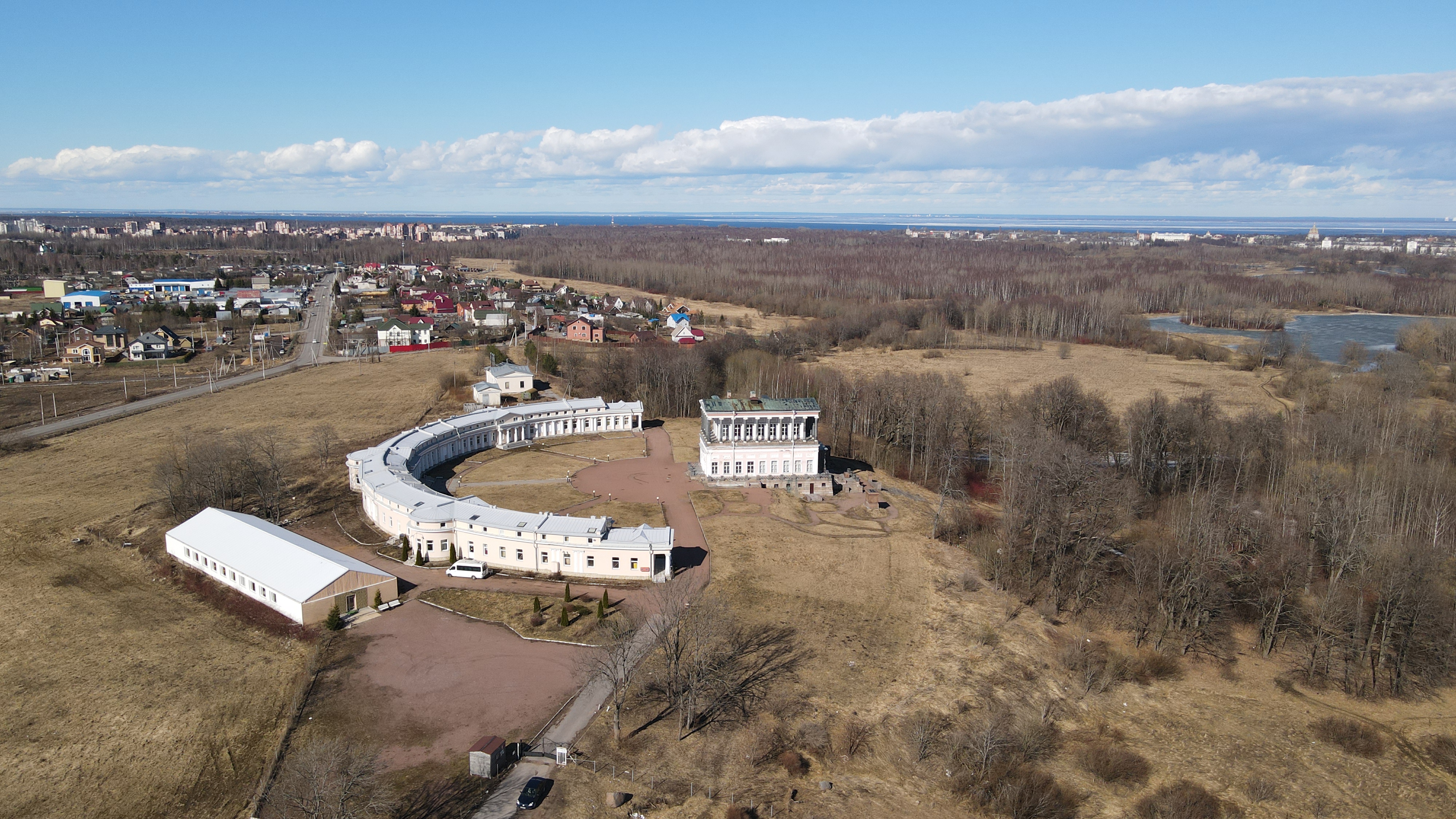 День низино. Низино. Парк Низино. Петергоф холм. Бельведер в Петергофе озеро.