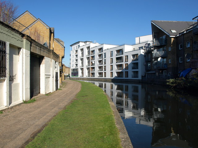 File:Buildings by the Grand Union Canal - geograph.org.uk - 2860565.jpg