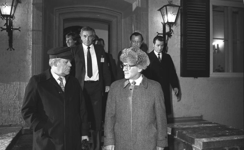 File:Bundesarchiv Bild 183-Z1212-049, Döllnsee, Erich Honecker und Helmut Schmidt.jpg