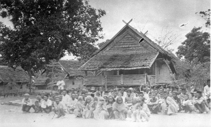 File:COLLECTIE TROPENMUSEUM De patiënten van leprozerie Watoesampe TMnr 60014356.jpg