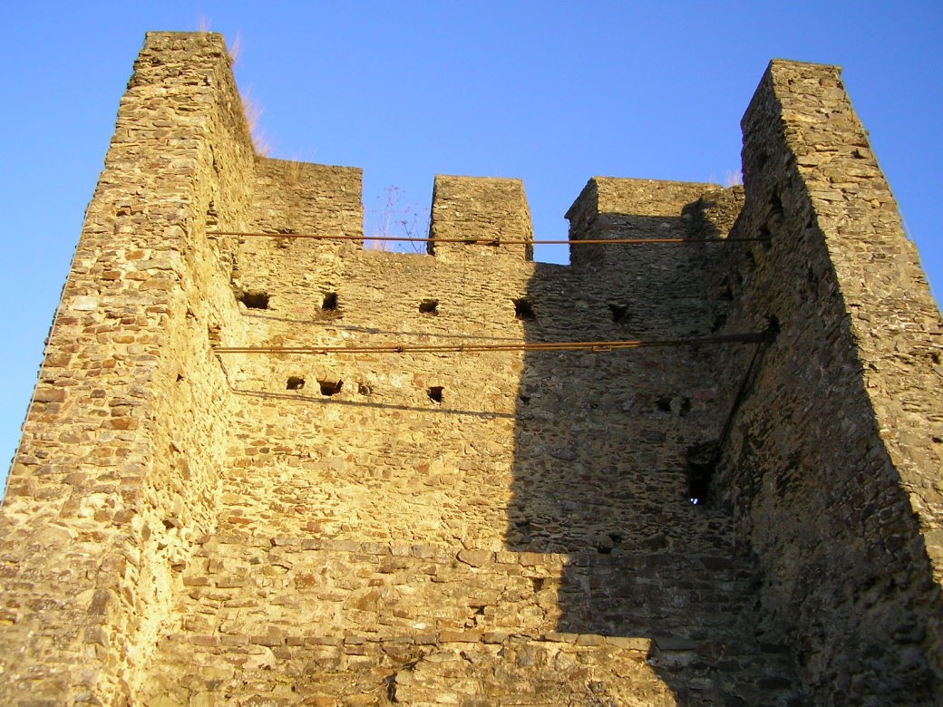 Wehrturm der Burg Dasburg. Gut zu erkennen die einzelnen Aussparungen der in der Vergangenheit evtl....
