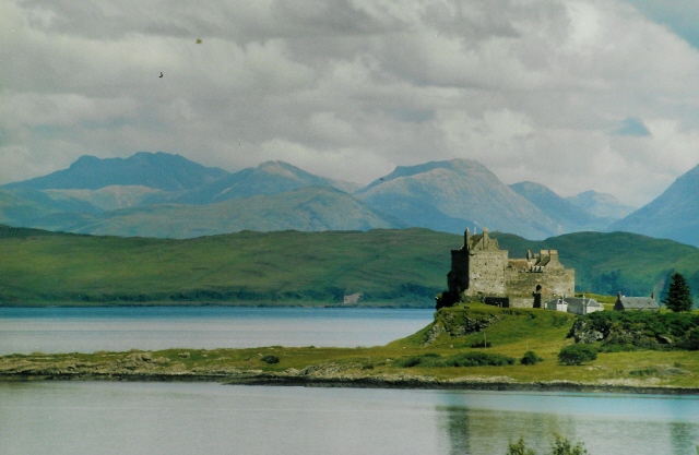 File:Duart Castle from across Duart Bay - geograph.org.uk - 393971.jpg