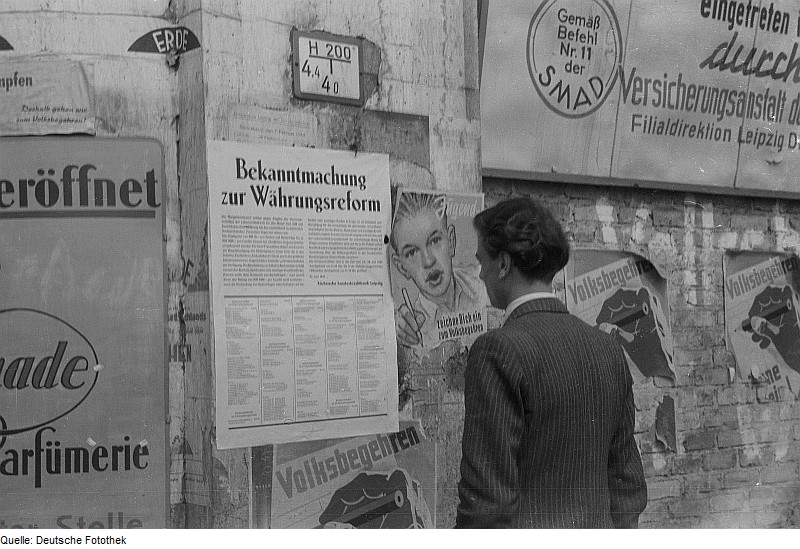 File:Fotothek df roe-neg 0000372 004 Ein Mann liest ein Plakat zur Währungsreform.jpg