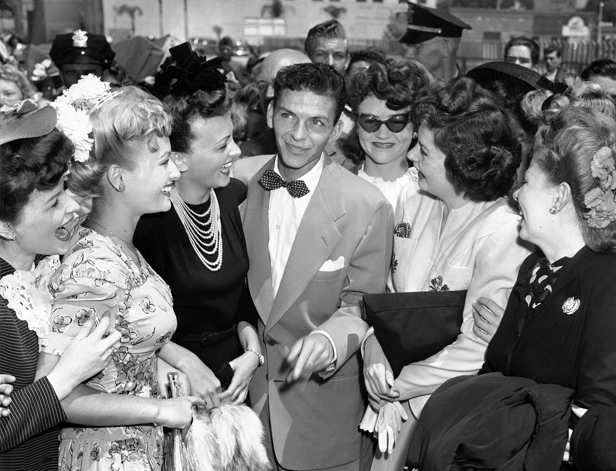 with lady fans Pasadena (1943-08-11 AP photo).jpg - Wikimedia Commons