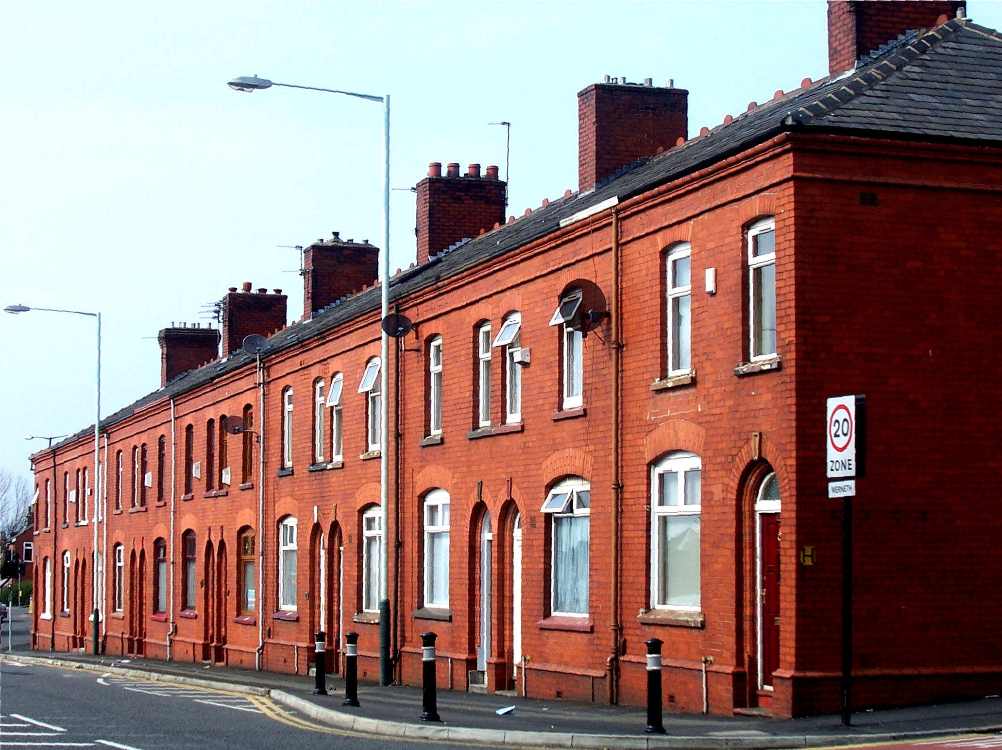 https://upload.wikimedia.org/wikipedia/commons/6/6a/Fredrick_Street%2C_Werneth%2C_Oldham.jpg