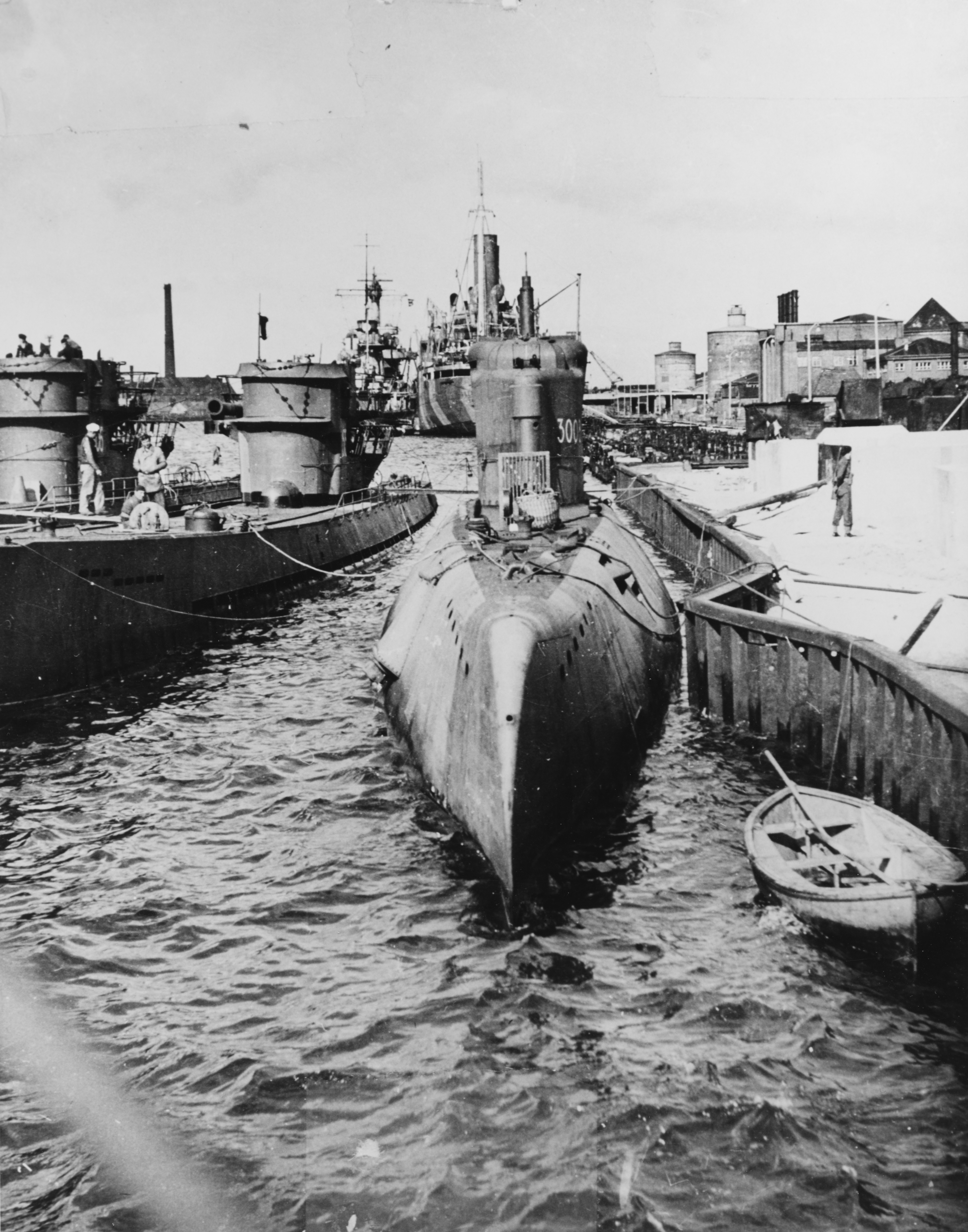 File:German submarine U-3008 at Wilhelmshaven, Germany, in June 1945 (NH  96270).jpg - Wikimedia Commons