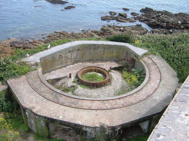 File:Gun Emplacement - geograph.org.uk - 489461.jpg