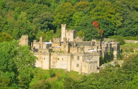 File:Haddon Hall (geograph 2270973) cropped.jpg