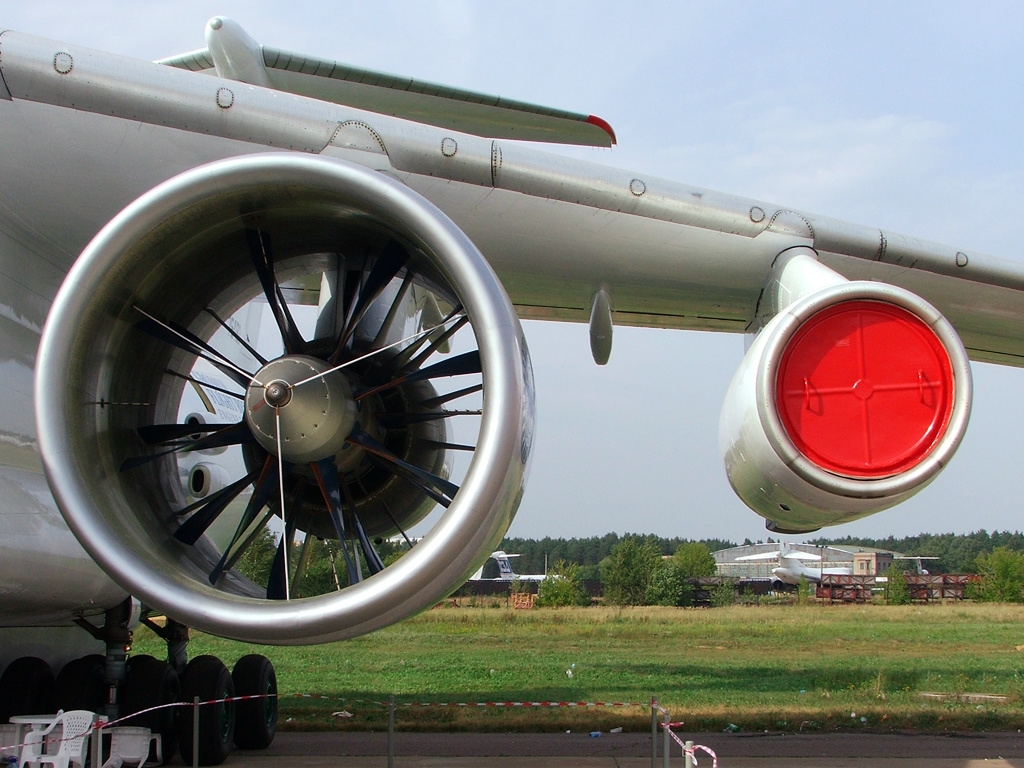 Il-76LL_%28RA-76492%29_NK-93_engine.jpg