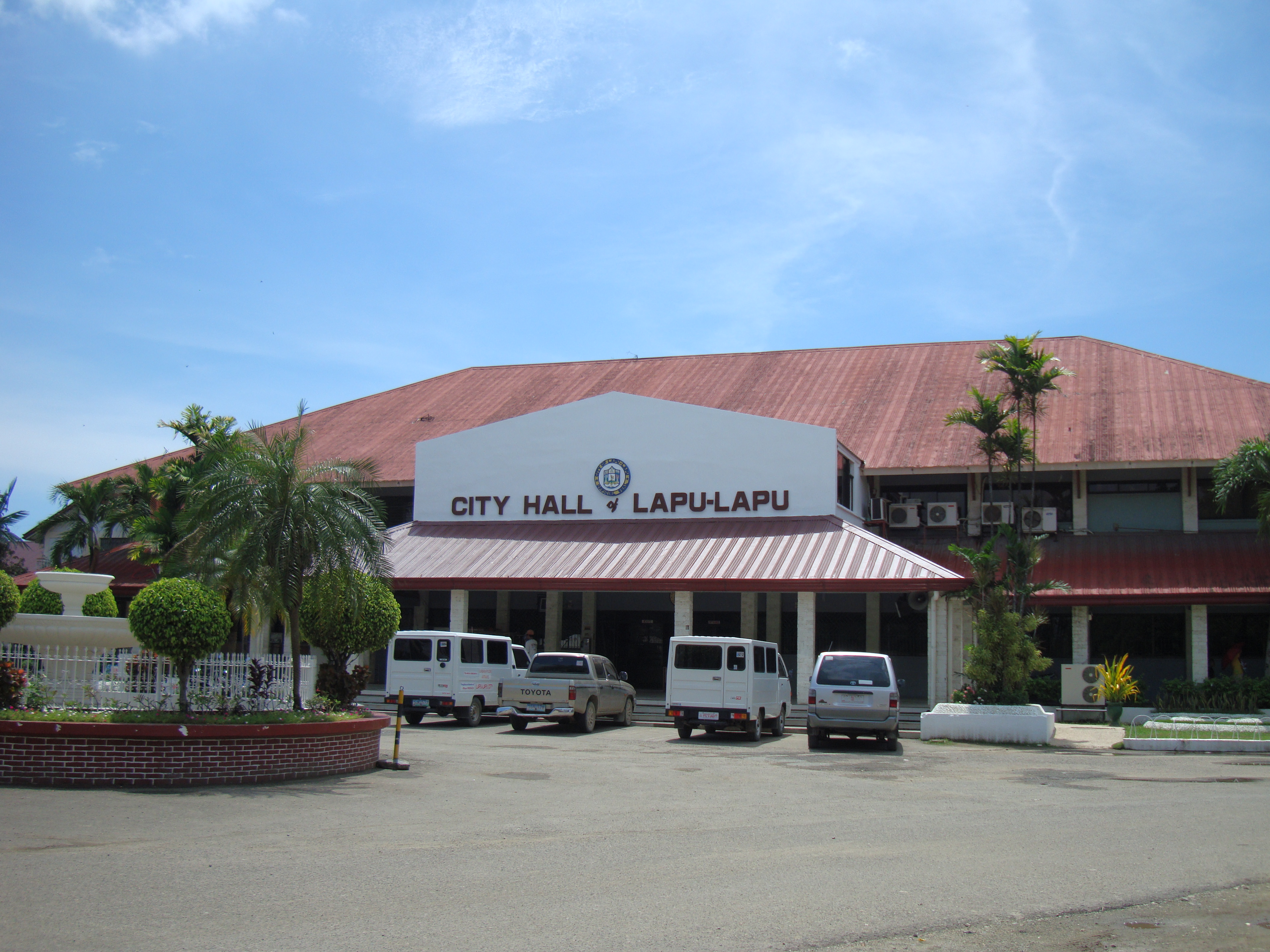 File Lapu Lapu City Hall Panoramio Jpg Wikimedia Commons
