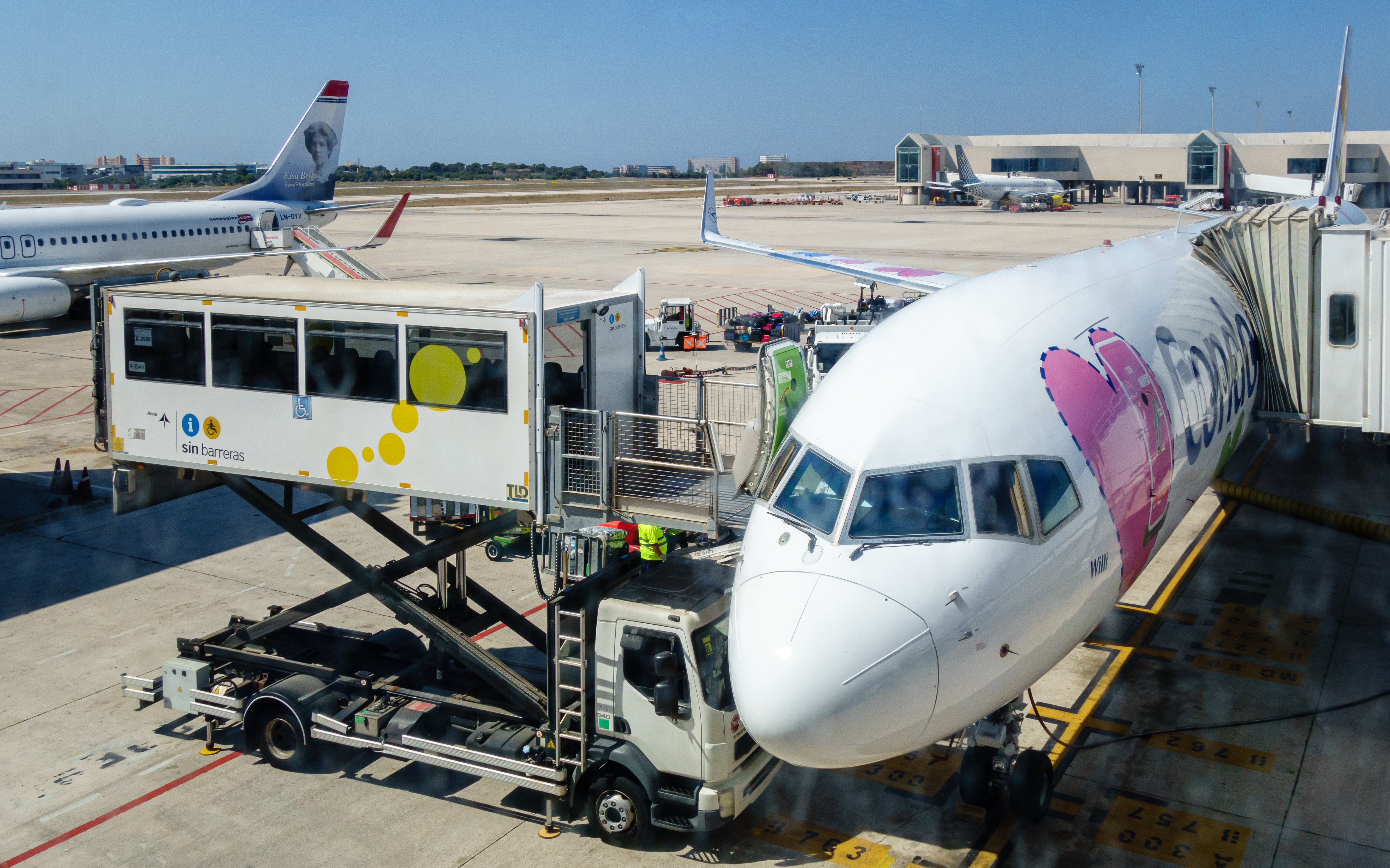 Воздух 16 июня. Амбулифт. Airport vehicles.