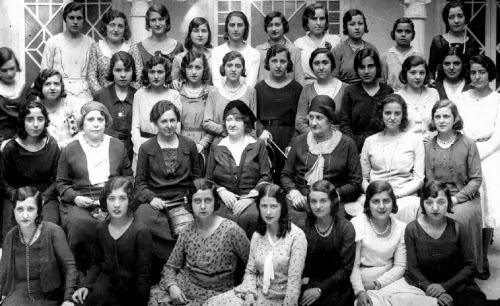 Archivo:Maestras españolas ca.1925.jpg