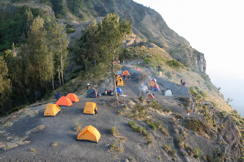 File:Mt Rinjani base camp at 2600m. (6776471221).jpg