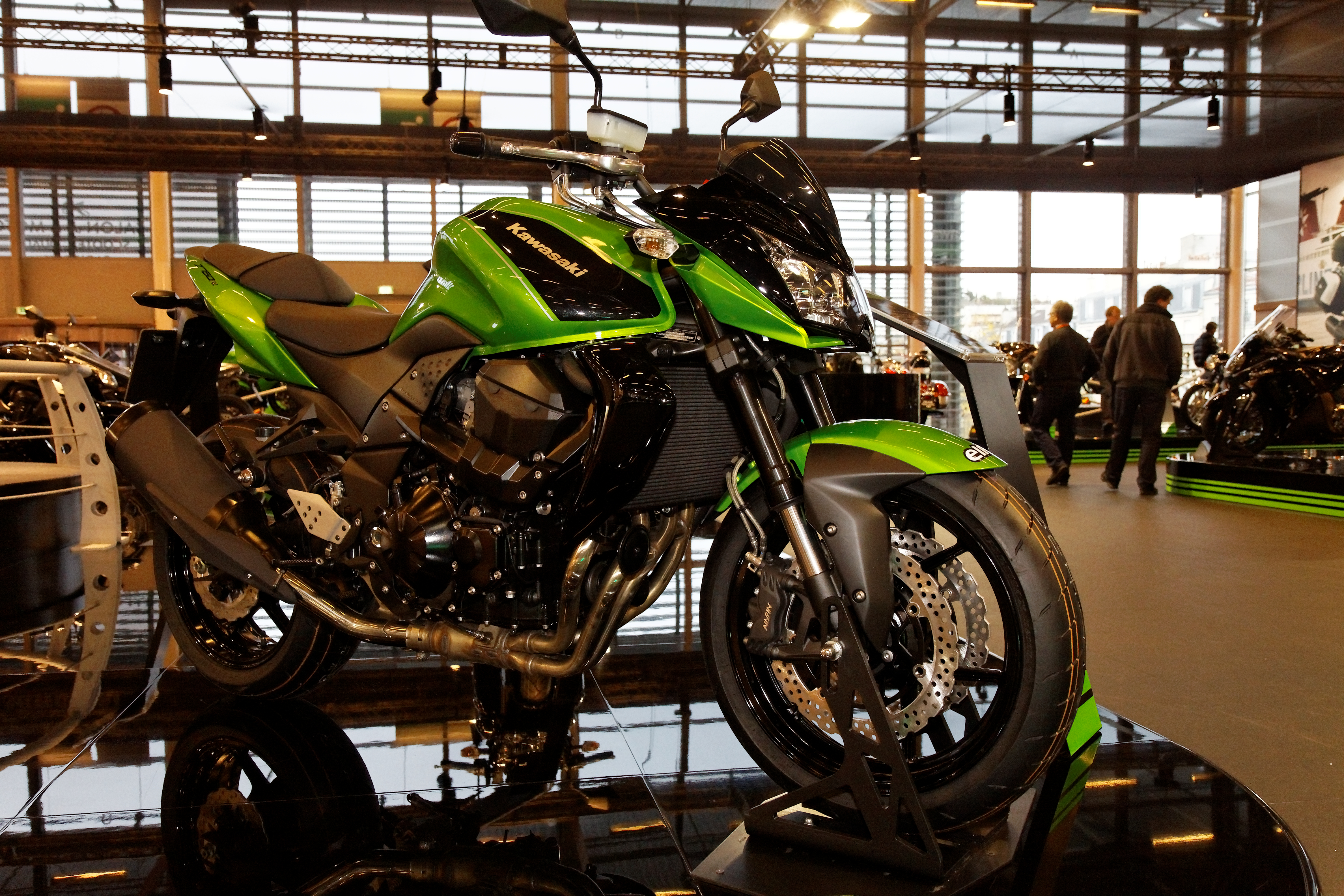 File:Paris - Salon de la moto 2011 - Kawasaki - Z750R- 001.jpg - Wikimedia  Commons