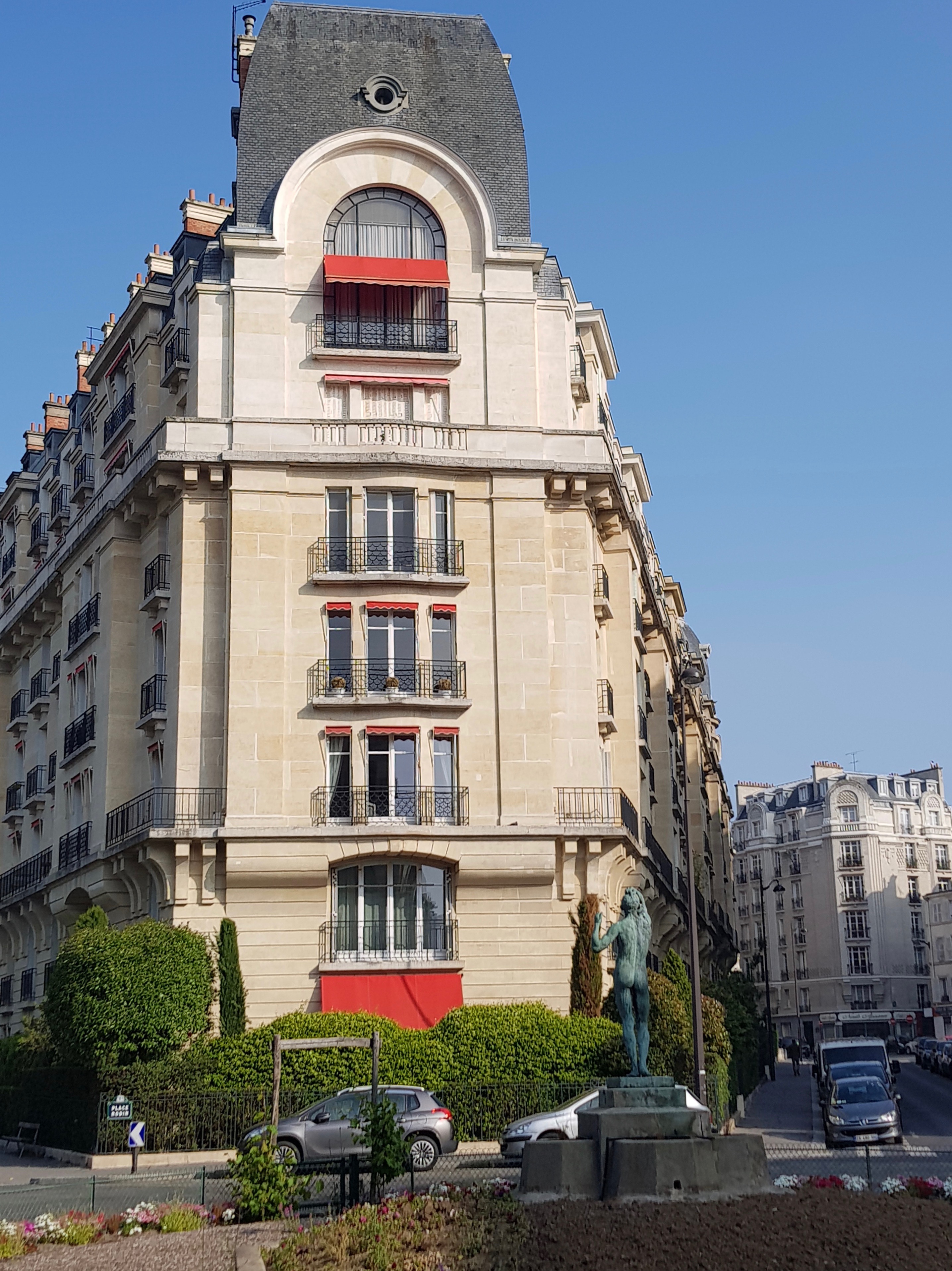 File:Place Rodin, Paris 16e 1.jpg - Wikimedia Commons