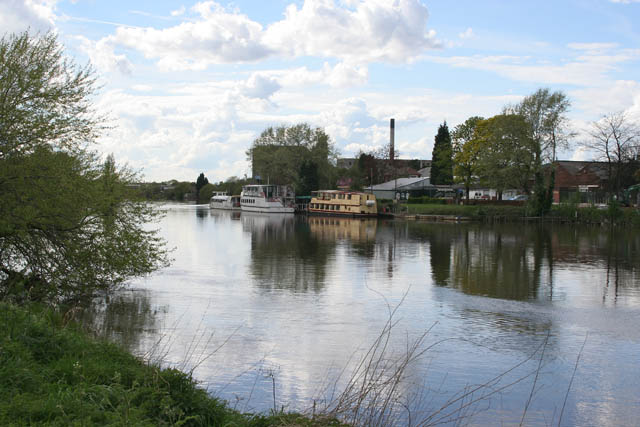 File:Pleasure boats on the river - geograph.org.uk - 785203.jpg