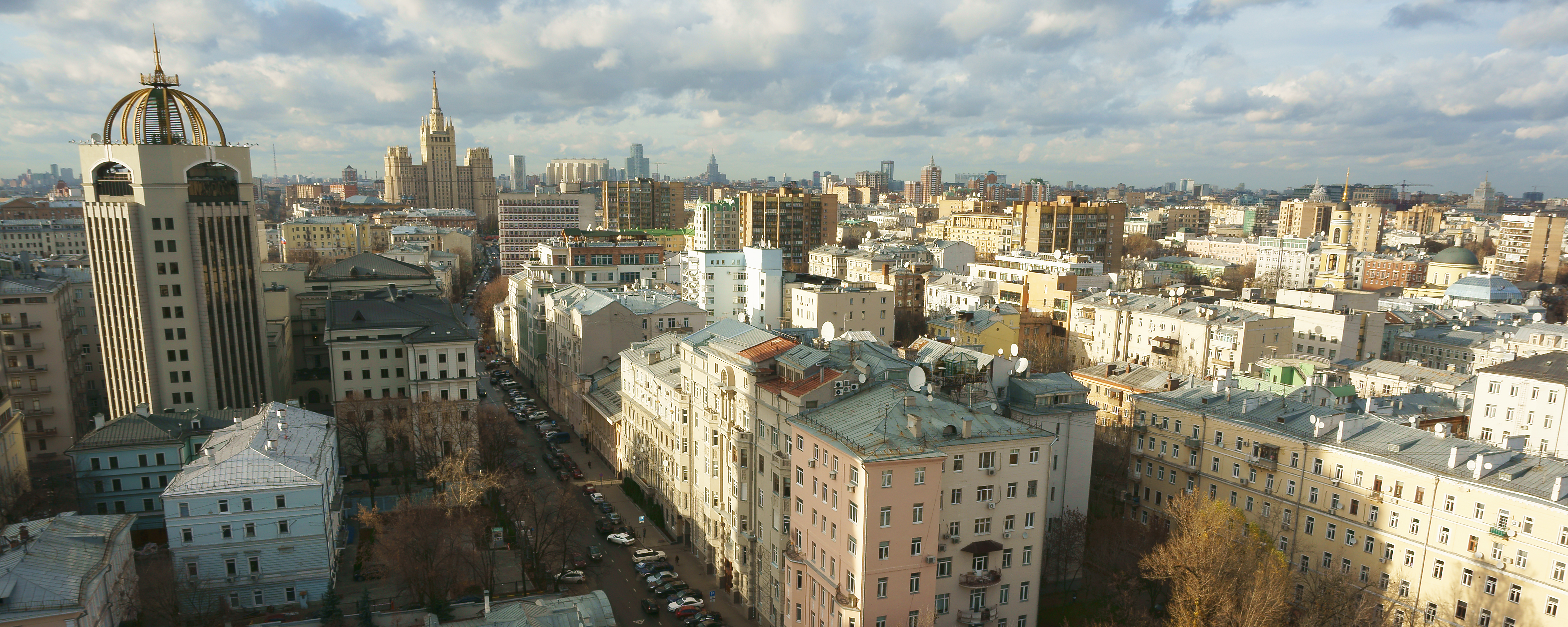 Улица расположена. Поварская улица с высоты.