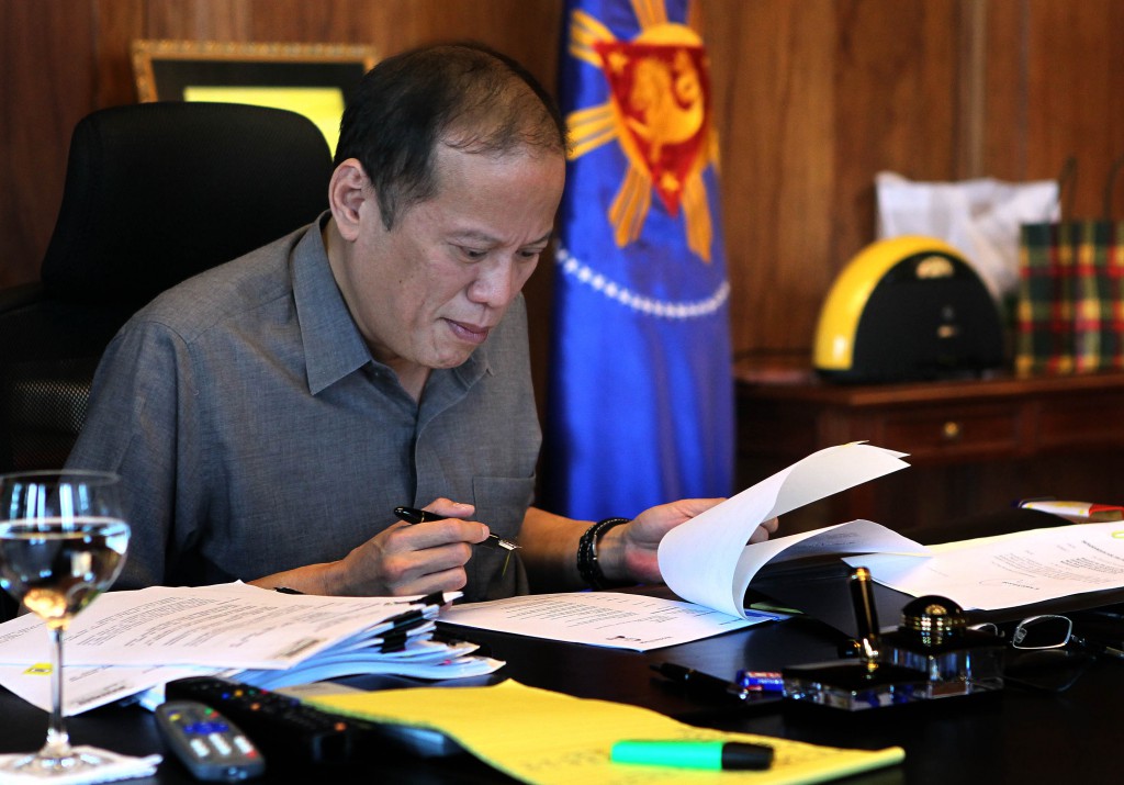 File:President Aquino at work.jpg - Wikimedia Commons