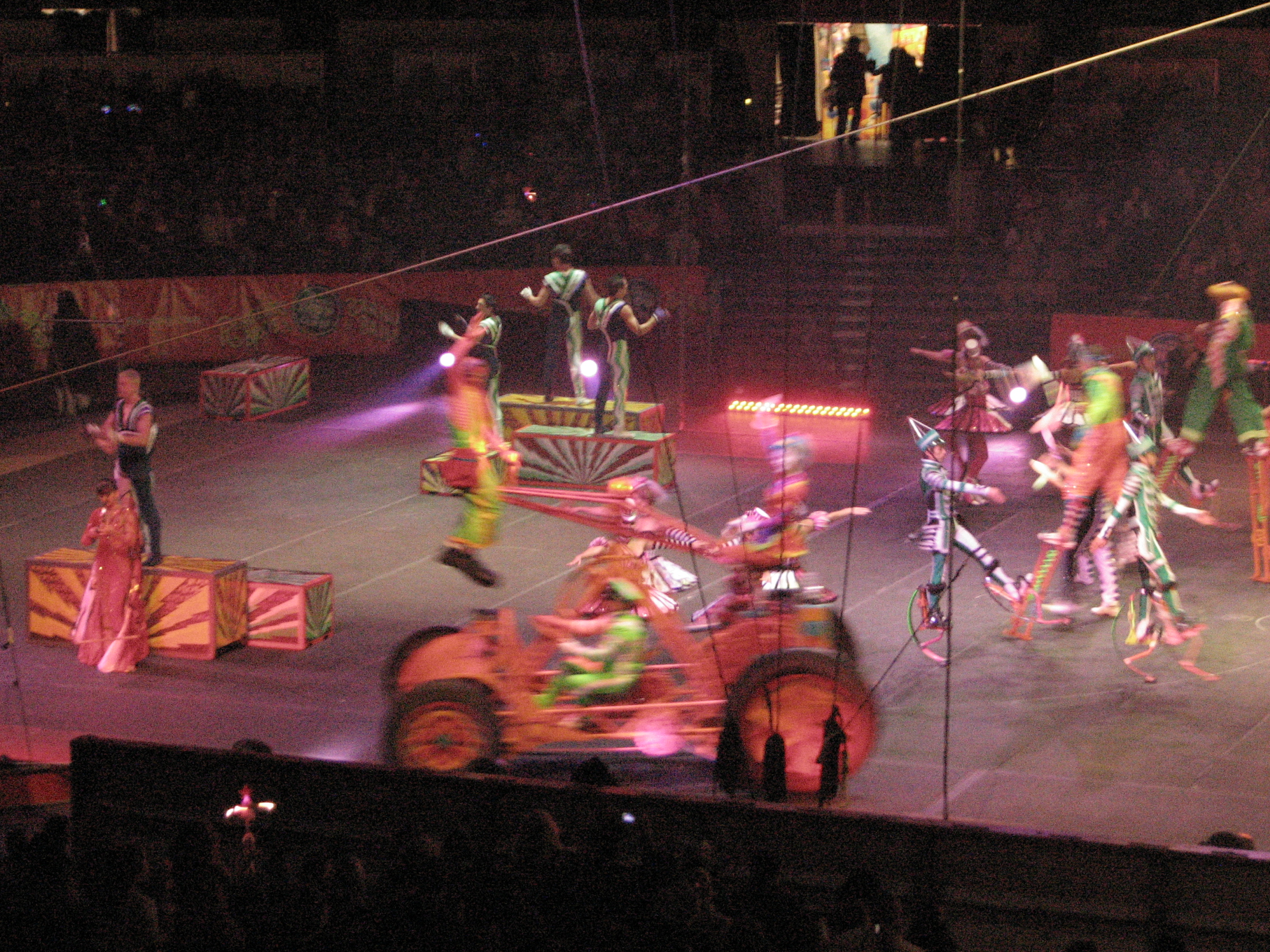 Larry am at the circus. Цирк братьев Ринглинг трагедия. Феррари клоуны цирк. Kids at a Circus.