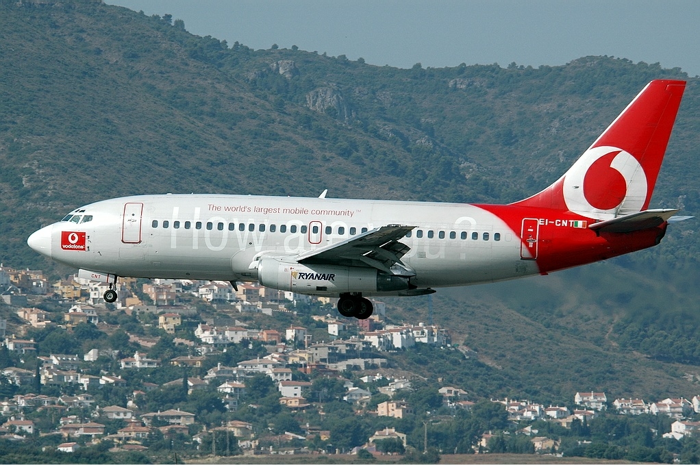 File:Ryanair Boeing 737-200 Vodafone Jurado.jpg ...