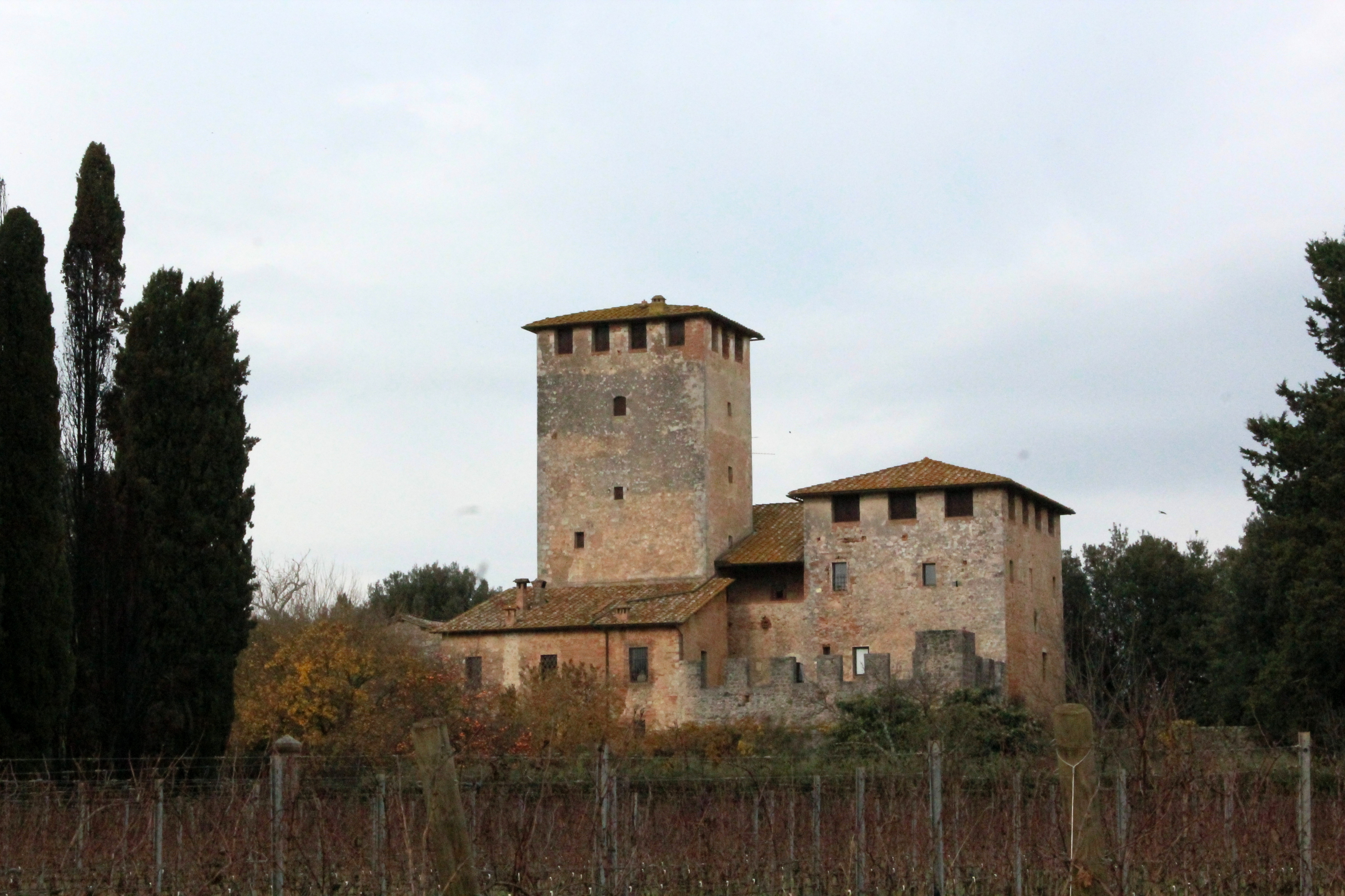 Castello di Poggiarello di Toiano, Toiano, Borgo del Territorio di Sovicille