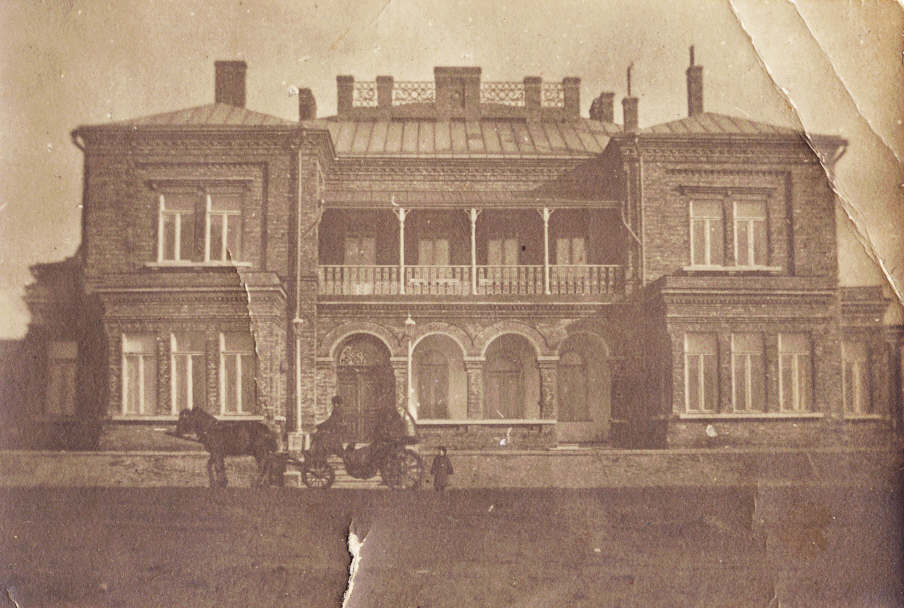 https://upload.wikimedia.org/wikipedia/commons/6/6a/The_Hughes_family_house%2C_Hughesovka%2C_about_1900.JPG