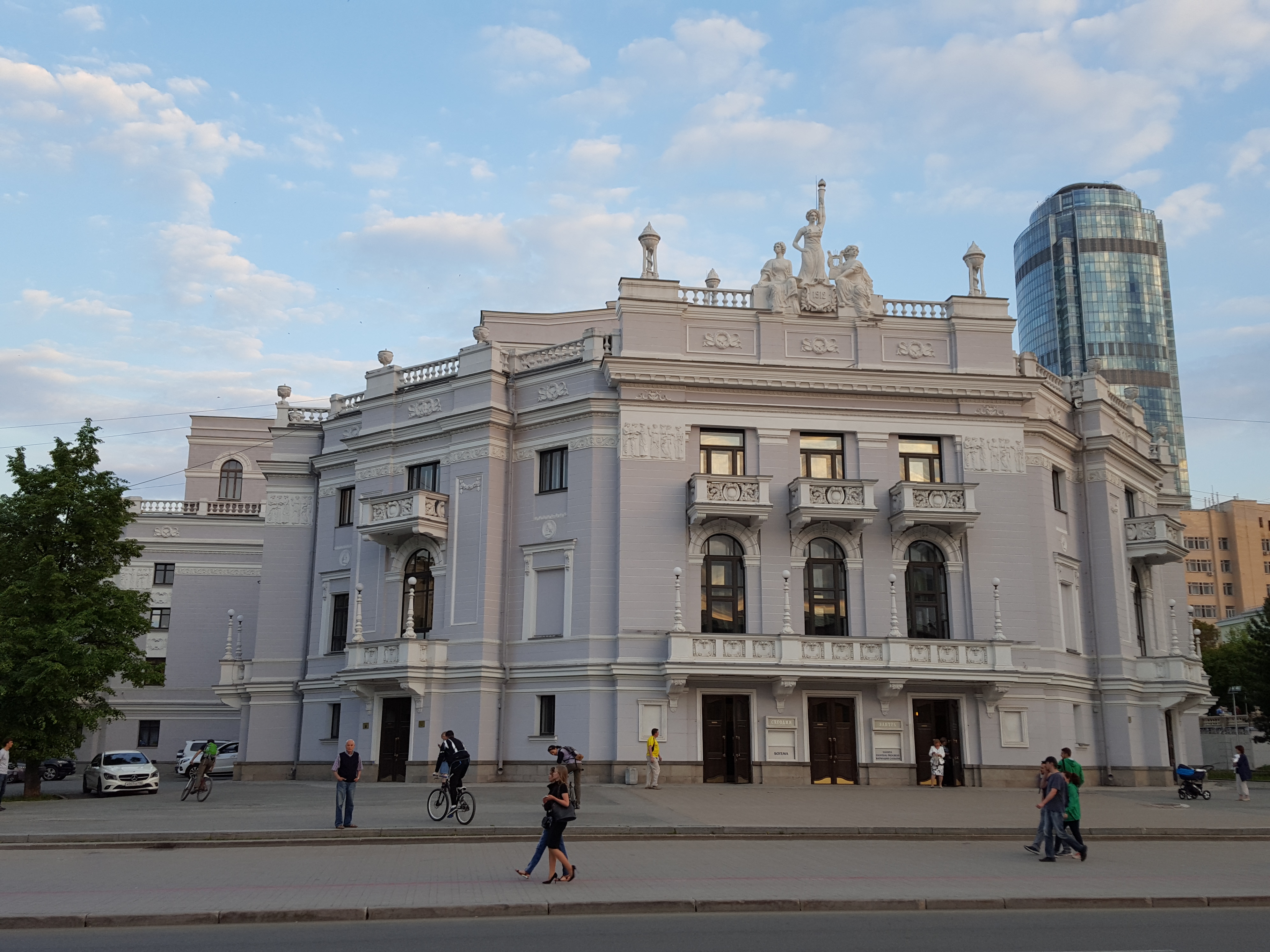Памятник у оперного театра Екатеринбург